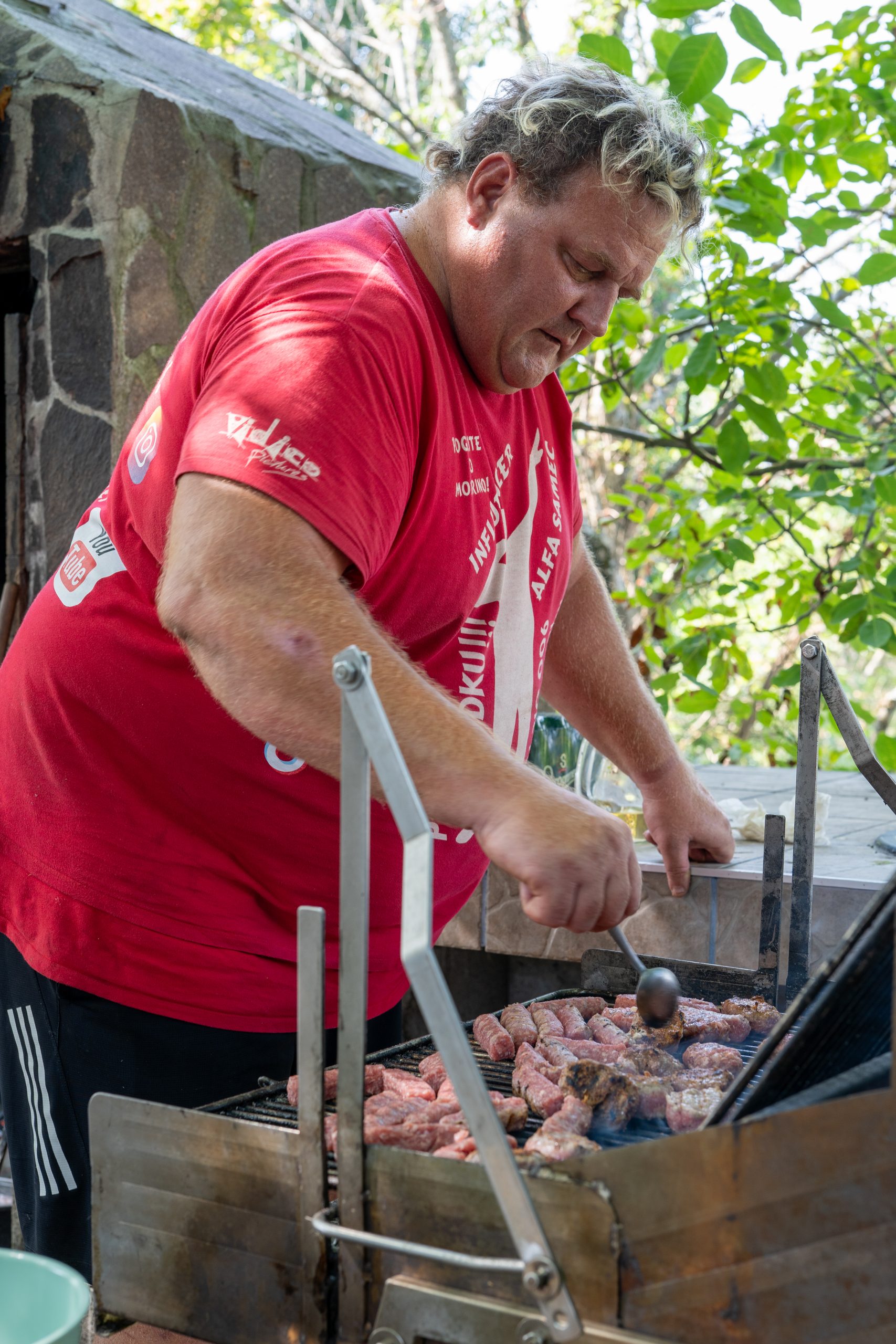 Bavdek obrača meso na žaru